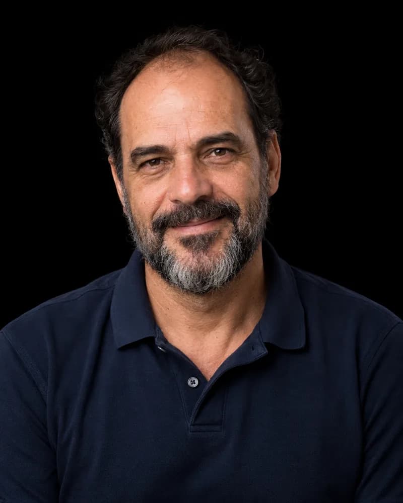 Leandro Farias, de camisa polo azul-escura, sorrindo.