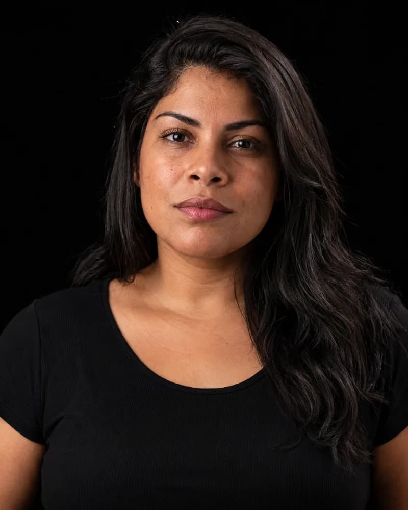 Patrícia Albuquerque, de camiseta preta, olhando de frente.